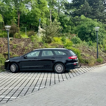 U Letiste V Praze 아파트